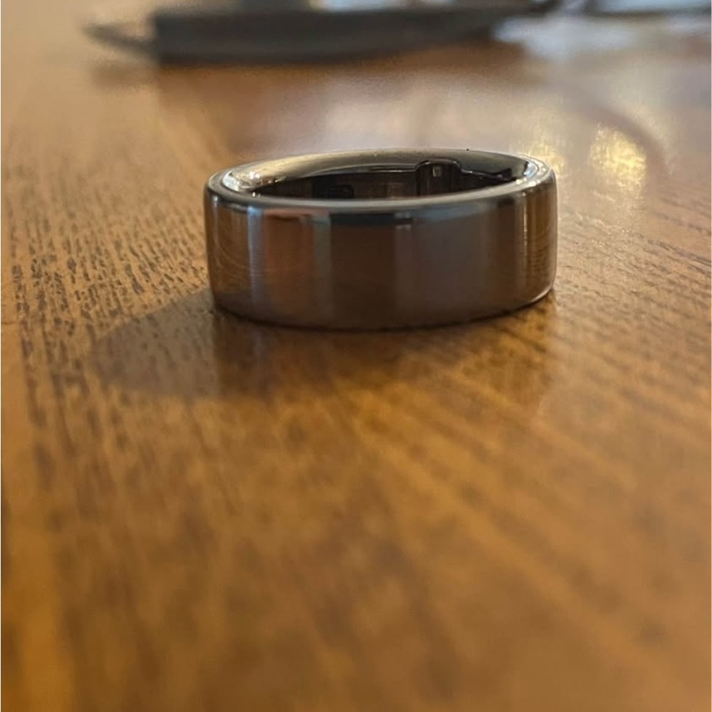 Oura Women's Sleek Silver Ring style 4, size 8